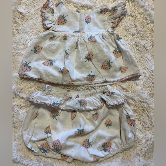 Strawberry Shorts Set - Picture 2 of 3
